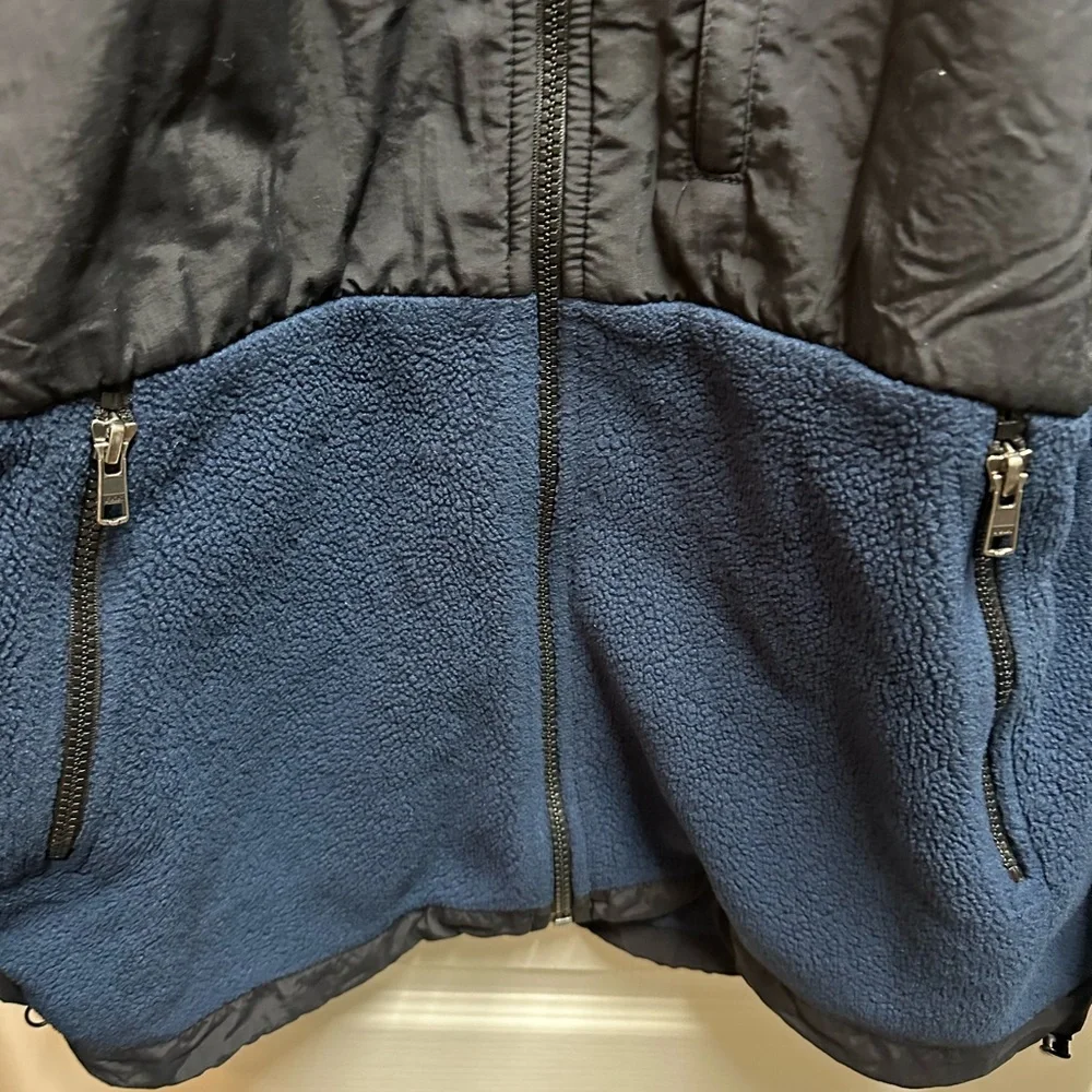 The North Face Black and Navy Fleece Jacket size S/ NWOT B88